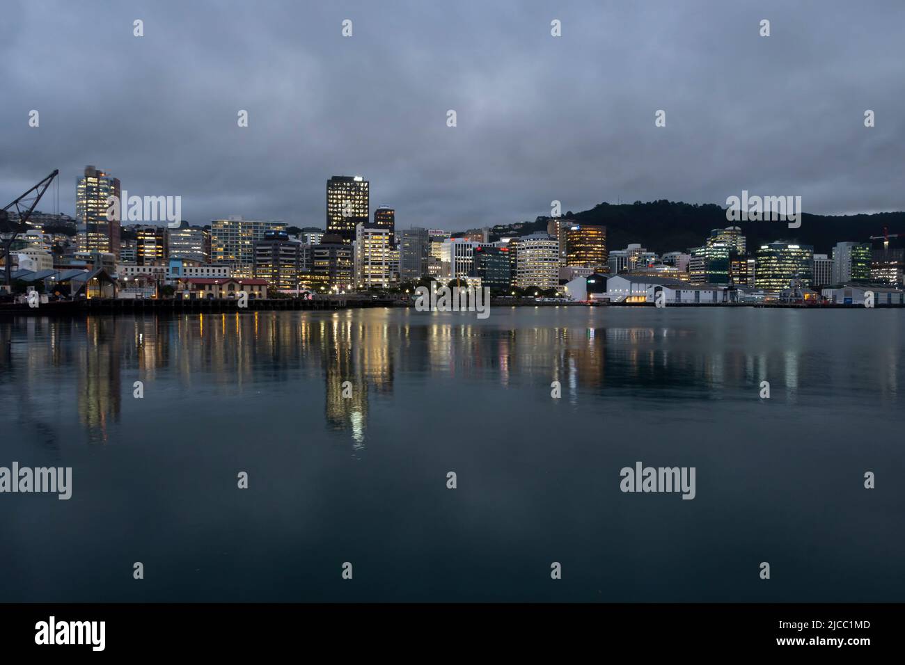Porto di Wellington e CBD di notte, Isola del Nord, Nuova Zelanda Foto Stock