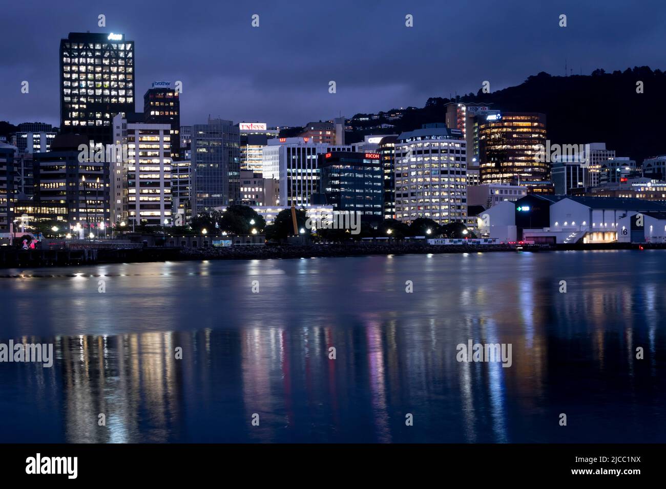 Porto di Wellington e CBD di notte, Isola del Nord, Nuova Zelanda Foto Stock