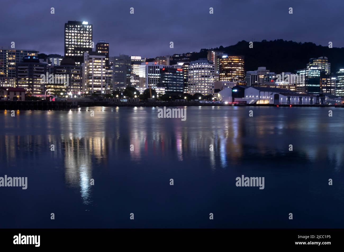 Porto di Wellington e CBD di notte, Isola del Nord, Nuova Zelanda Foto Stock