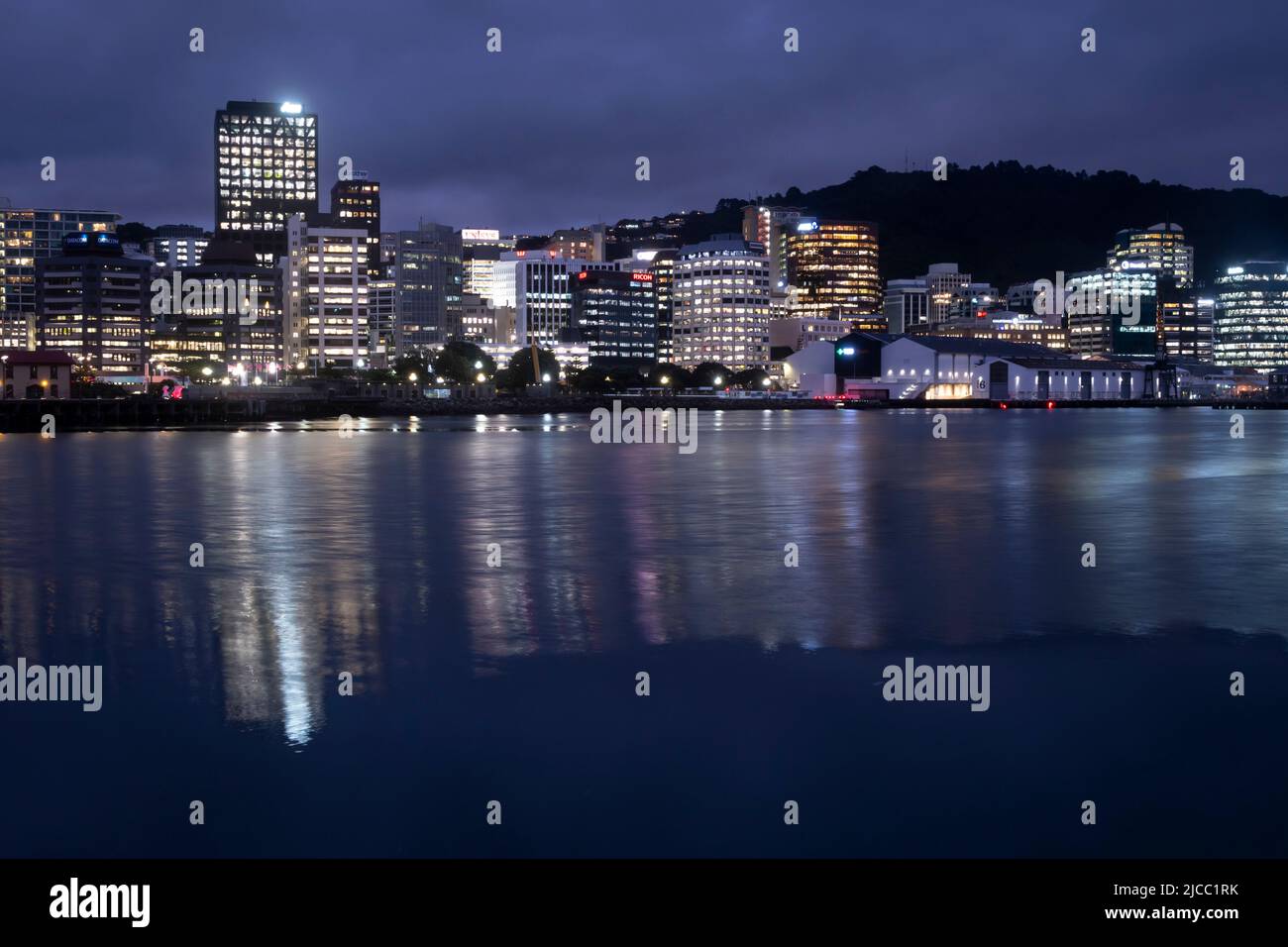 Porto di Wellington e CBD di notte, Isola del Nord, Nuova Zelanda Foto Stock