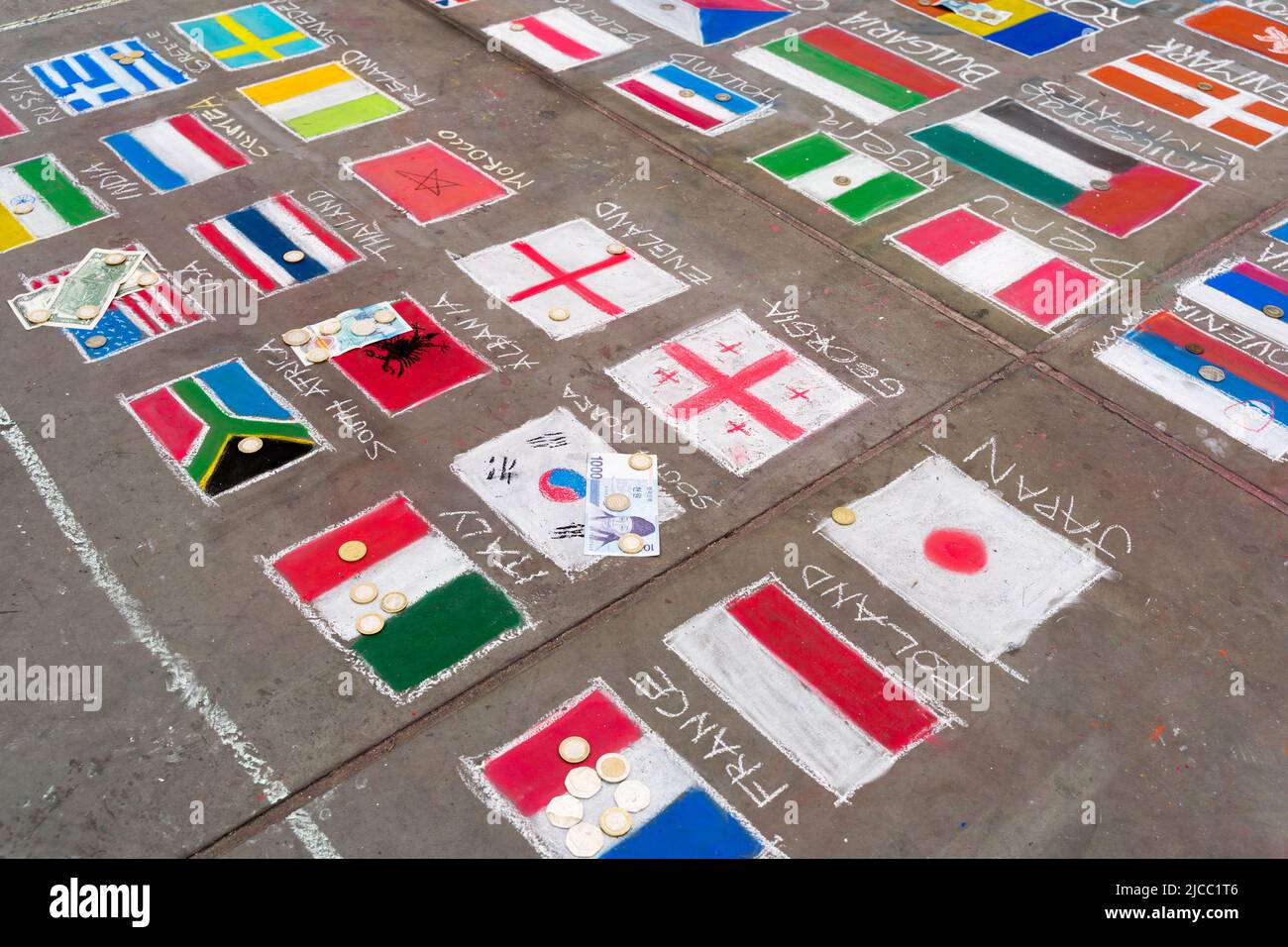 Le bandiere nazionali disegnano in gesso sul marciapiede fuori dalla galleria nazionale vicino a Trafalgar Square Westminster London England UK Foto Stock