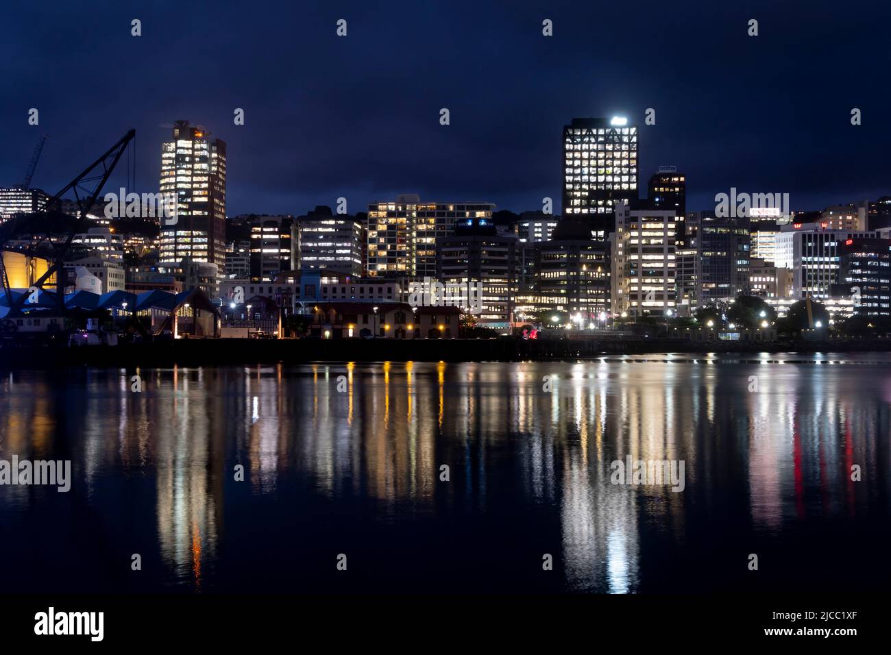 Porto di Wellington e CBD di notte, Isola del Nord, Nuova Zelanda Foto Stock