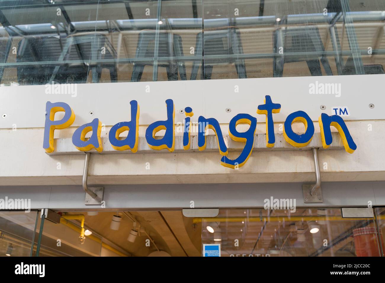 Logo Paddington all'ingresso di un negozio Paddington London England UK Foto Stock