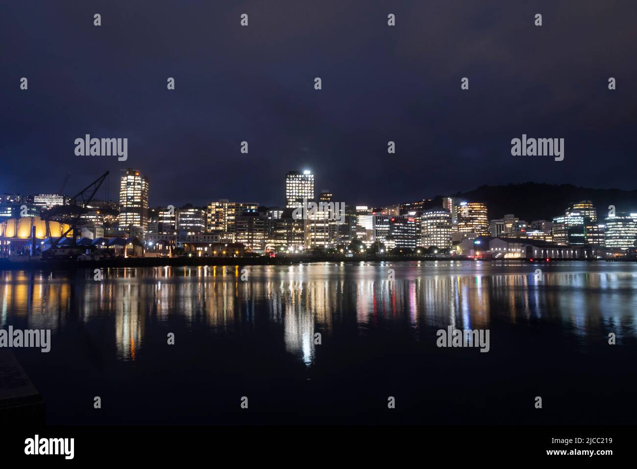 Porto di Wellington e CBD di notte, Isola del Nord, Nuova Zelanda Foto Stock