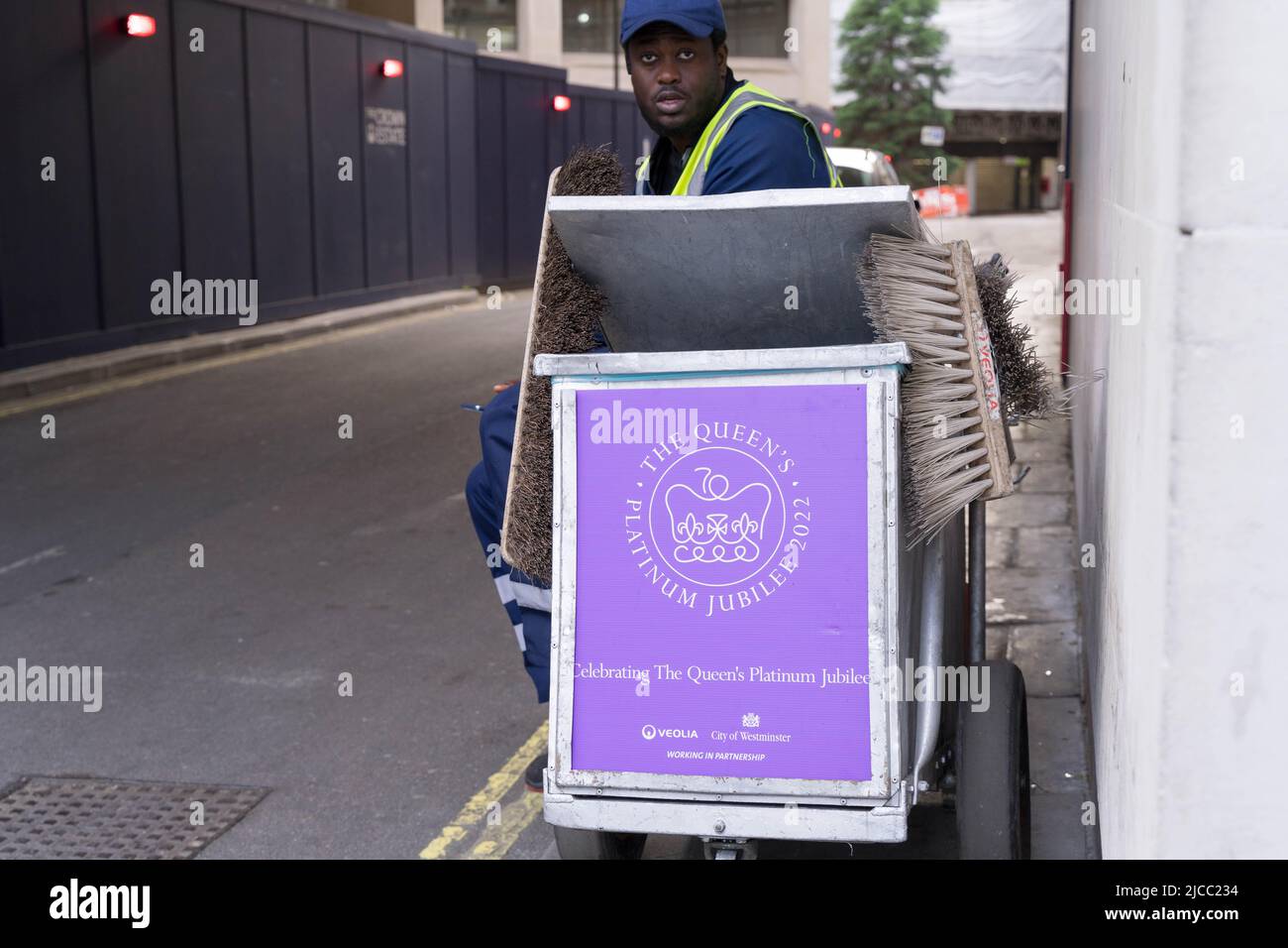 Il poster del Queen's Platinum Jubilee è attaccato al carrello di raccolta della lettiera di strada Westminster London England UK Foto Stock