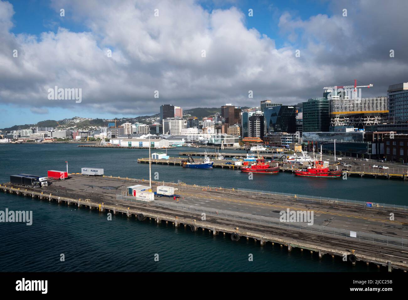 Alti edifici sul lungomare, Wellington, Isola del Nord, Nuova Zelanda Foto Stock