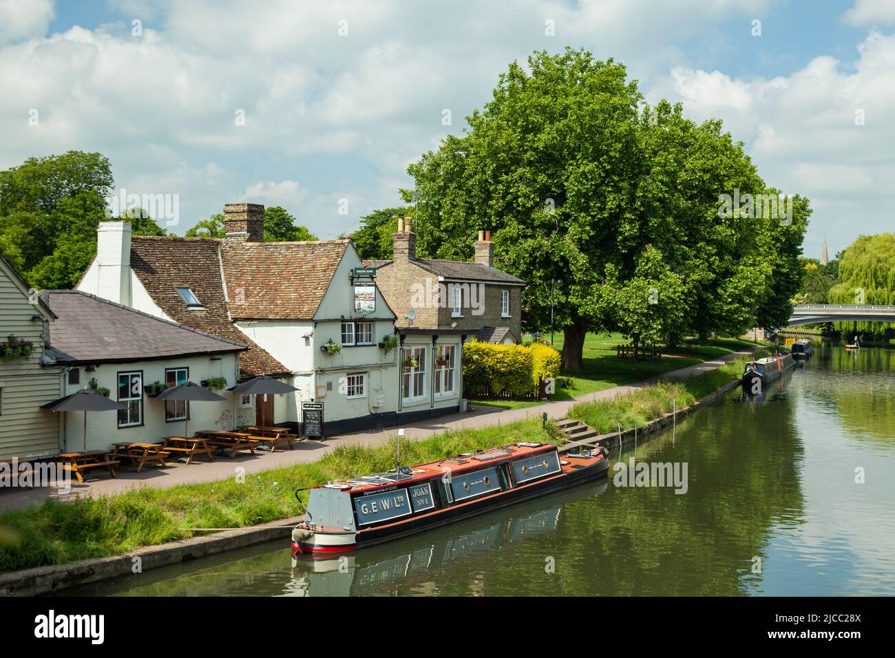 Primavera a mezzogiorno sul fiume Cam a Cambridge, Inghilterra. Foto Stock