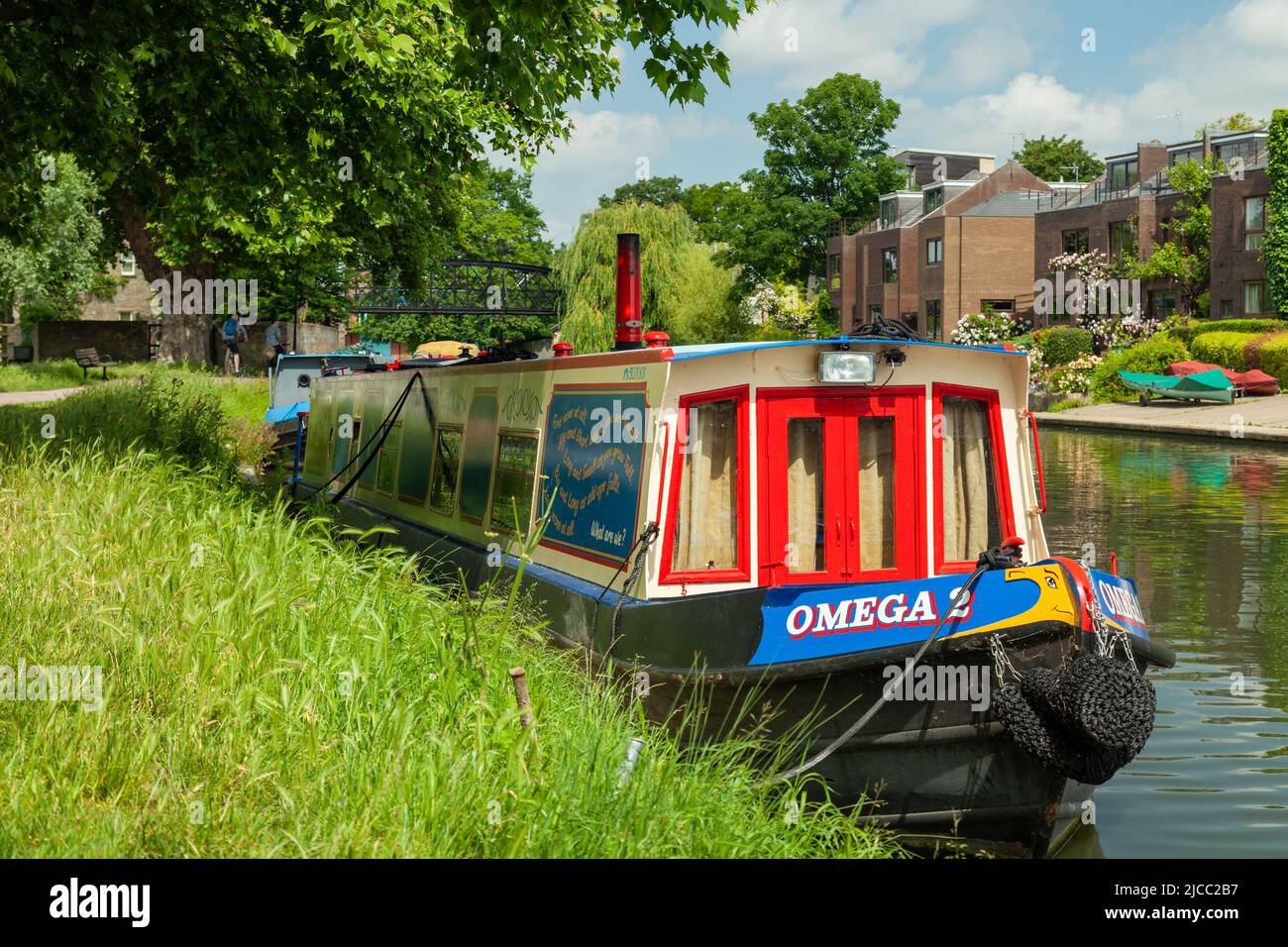 Casa galleggiante colorata sul fiume Cam a Cambridge, Inghilterra. Foto Stock