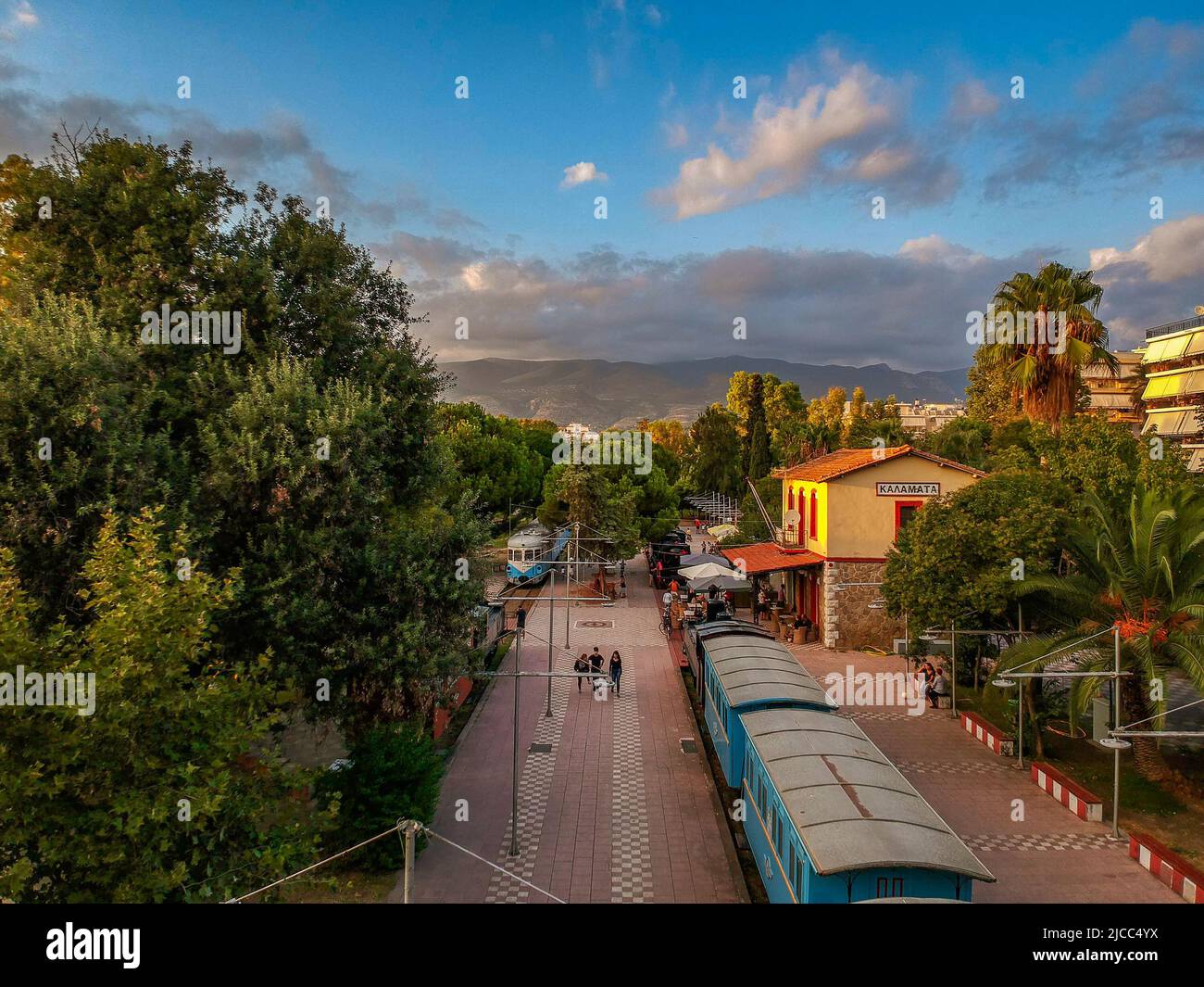 Vista aerea del Parco della Ferrovia Municipale di Kalamata. L'unico museo all'aperto del suo genere in Grecia e popolare tra tutti gli amici ferroviari di tutto il mondo, a Kal Foto Stock