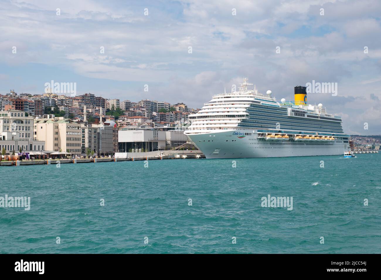 Grande nave da crociera istanbul immagini e fotografie stock ad alta  risoluzione - Alamy