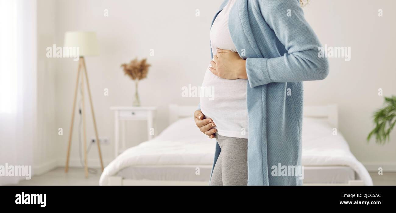 Raccolto shot di donna incinta toccare grande ventre Foto Stock