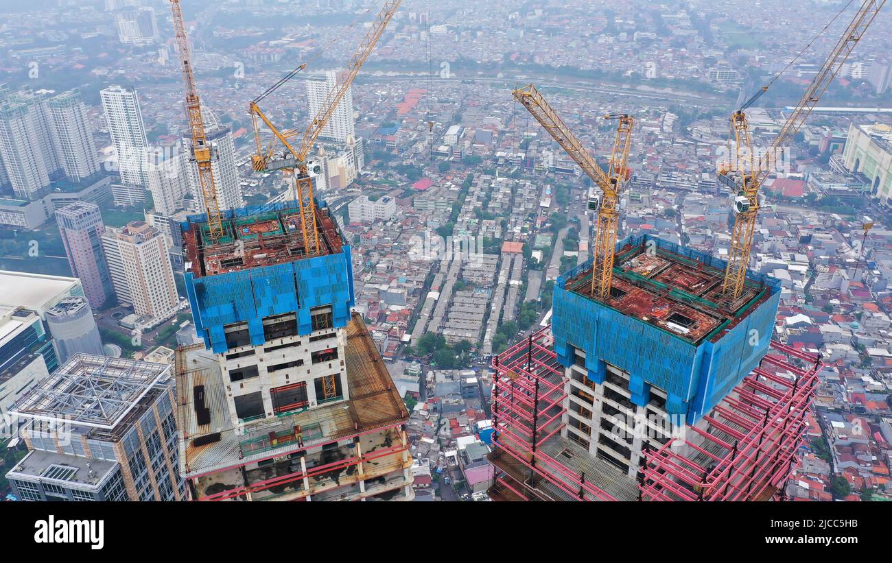 Vista aerea vicino e intorno a nuove costruzioni cantiere di sviluppo. Architettura moderna di grattacieli e alti edifici. Concetto di bene immobile Foto Stock