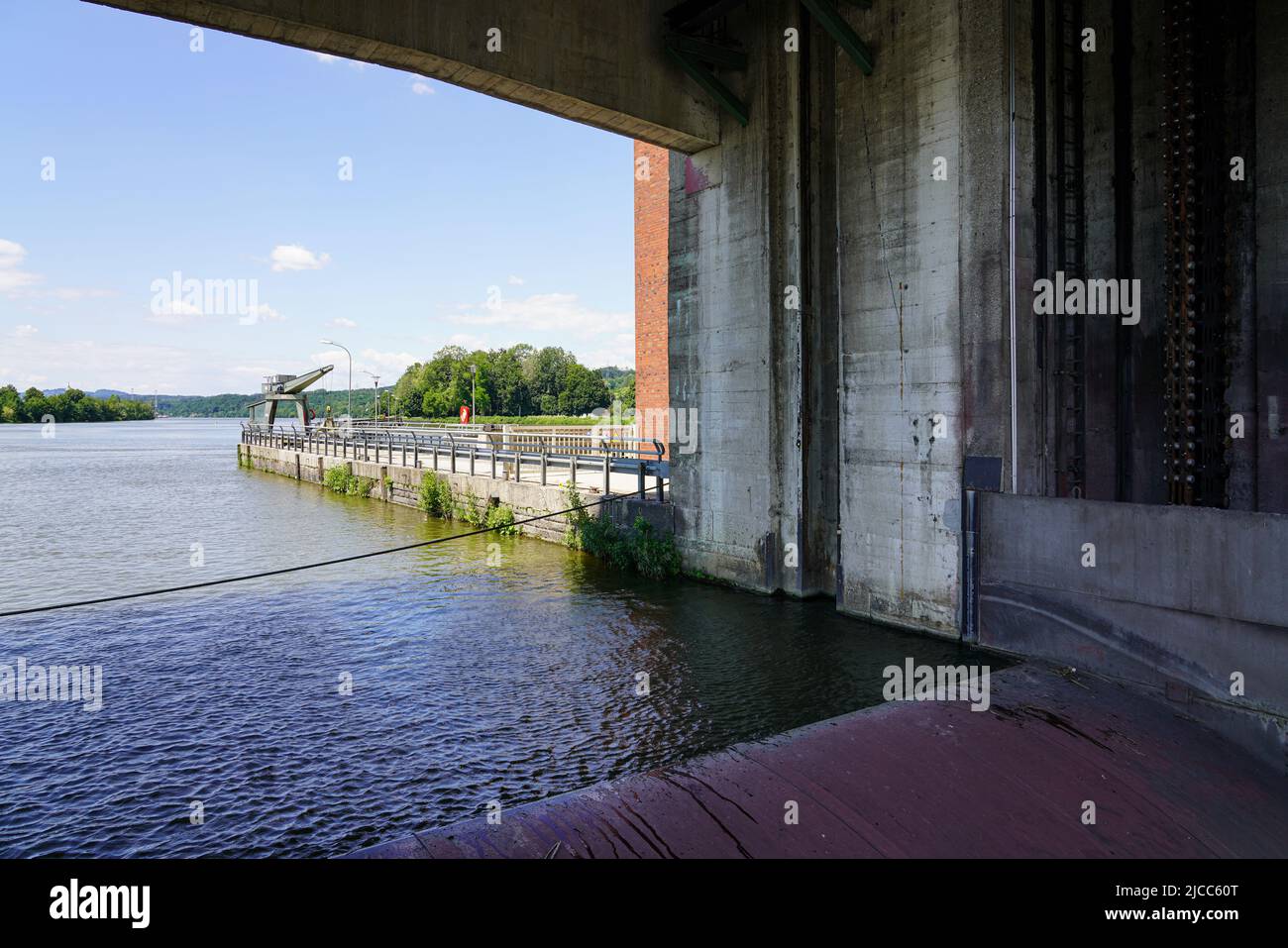 Centrale di Kachlet a Passau una diga con doppia chiusura e centrale idroelettrica nel Danubio dal 1920s. Passau, Baviera, Germania, 11.6.22 Foto Stock