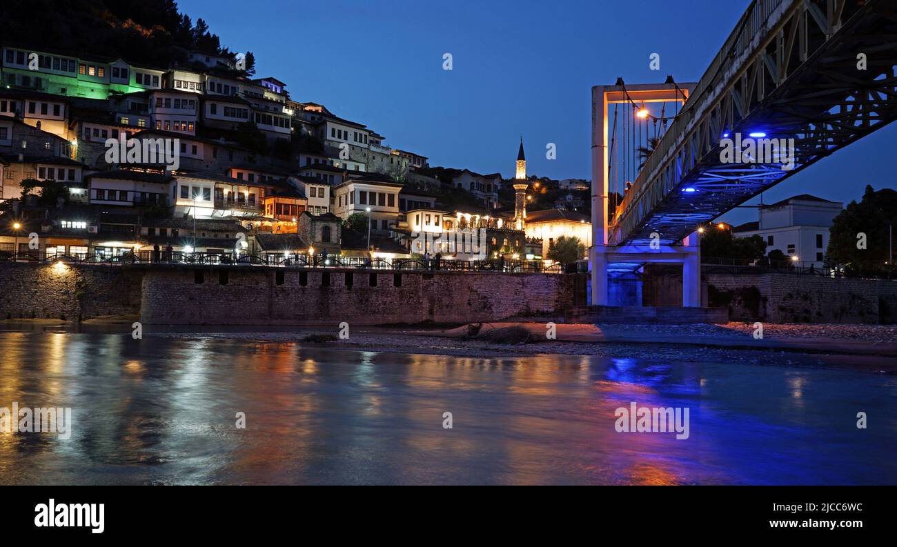 Vista serale del quartiere Mangalem dell'epoca ottomana, Berat, Albania Foto Stock