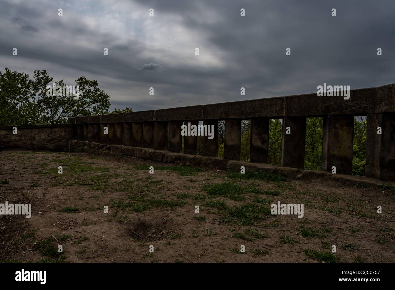 Die alte Wehrmauer in düstererem Lichtschein, wirkend mitico. Heute ist die Wehrmauer die noch in kleinem Teil erhalten war zur Aussichtsplattform Foto Stock