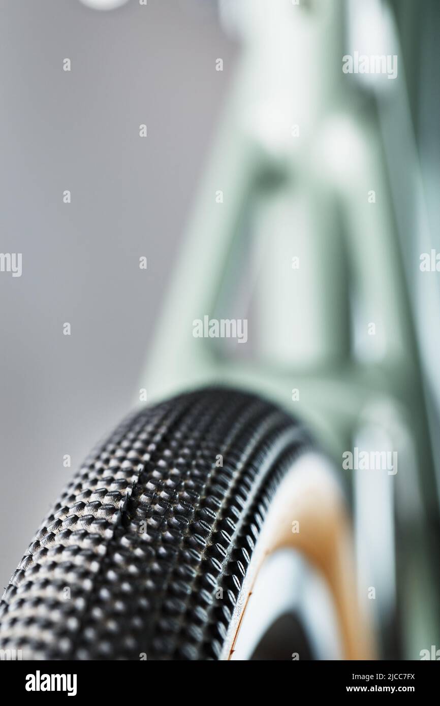 Battistrada poco profondo di un pneumatico tubeless per bicicletta con un primo piano marroni Foto Stock