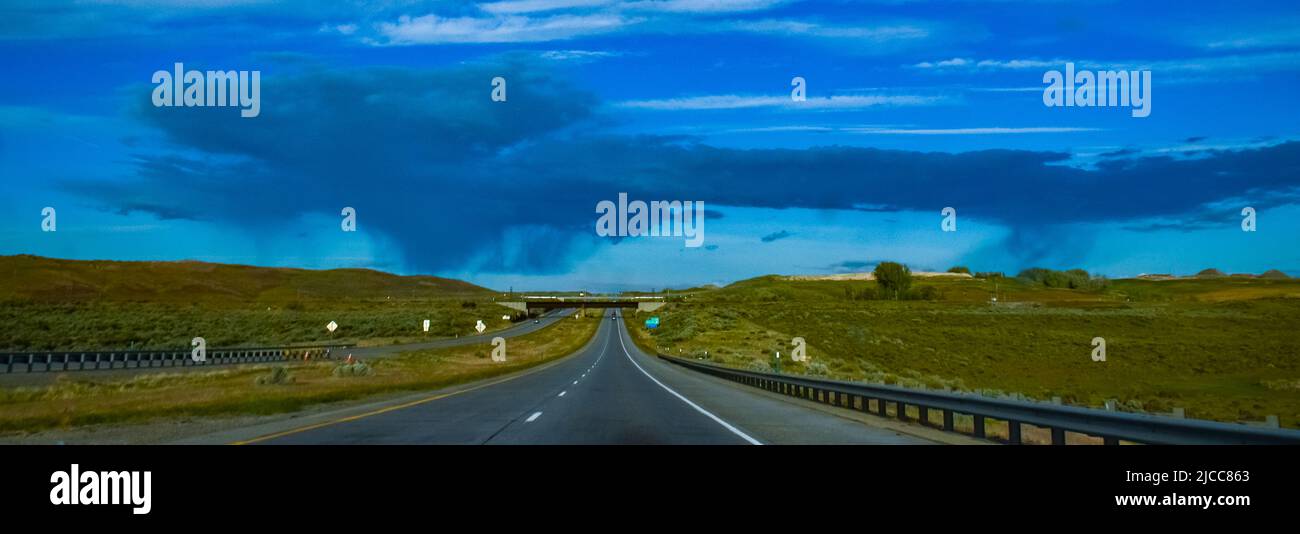Rettilineo strada asfaltata piana che si estende fino alla distanza oltre l'orizzonte in Oregon, Stati Uniti Foto Stock