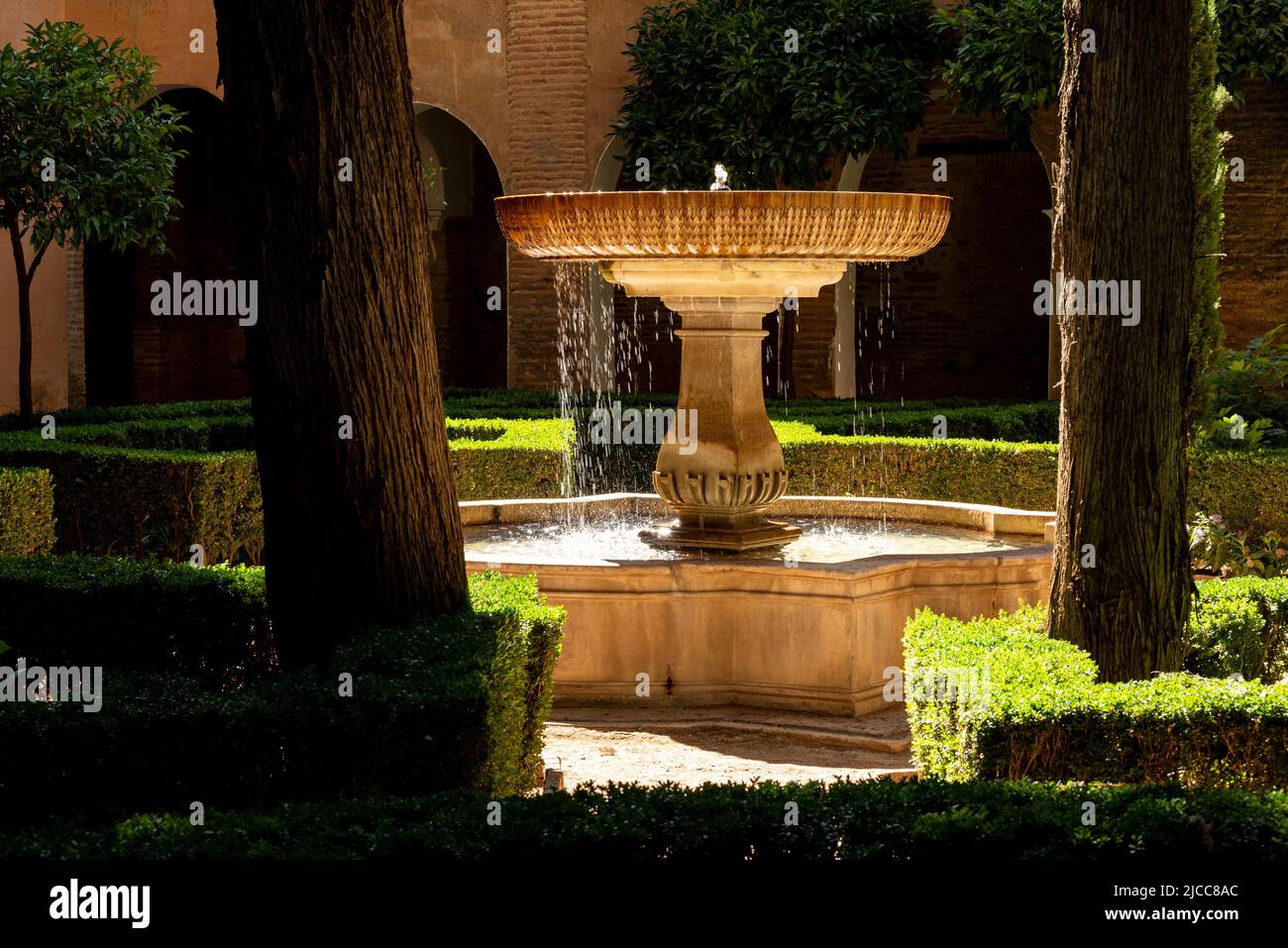 La grande fontana di marmo nel Giardino di Daraxa, chiamato anche Giardino dell'Arancio o Giardino delle Marbiglie, palazzi Nasridi, Alhambra de Granada, Spagna Foto Stock