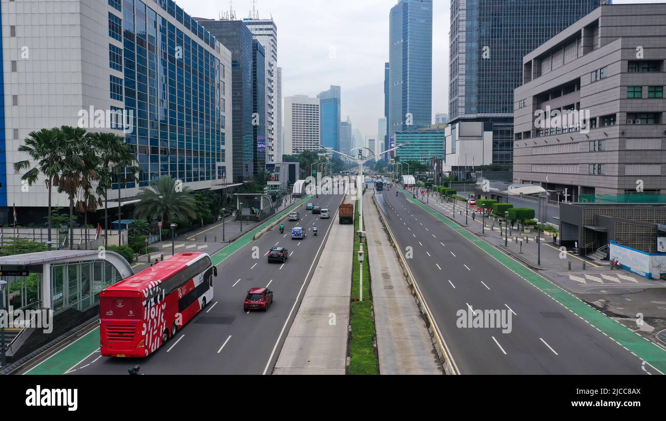 Autobus e auto su Jalan Sidirman nel quartiere degli affari di Giacarta. Paesaggio di Giacarta Foto Stock