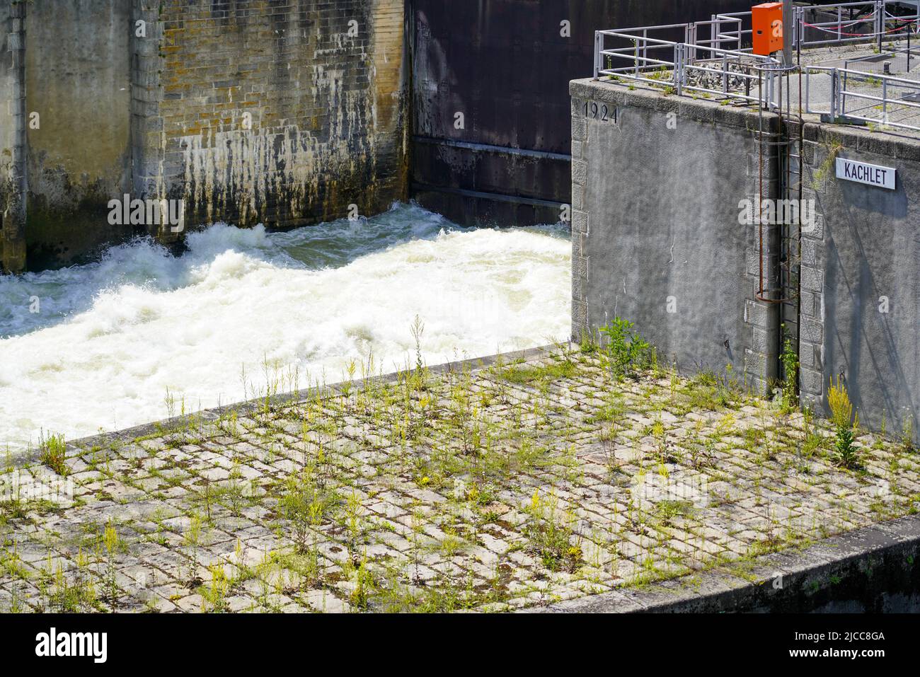 Cancello chiuso del blocco d'acqua Kachlet a Passau, Baviera, Germania, 11.6.22 Foto Stock