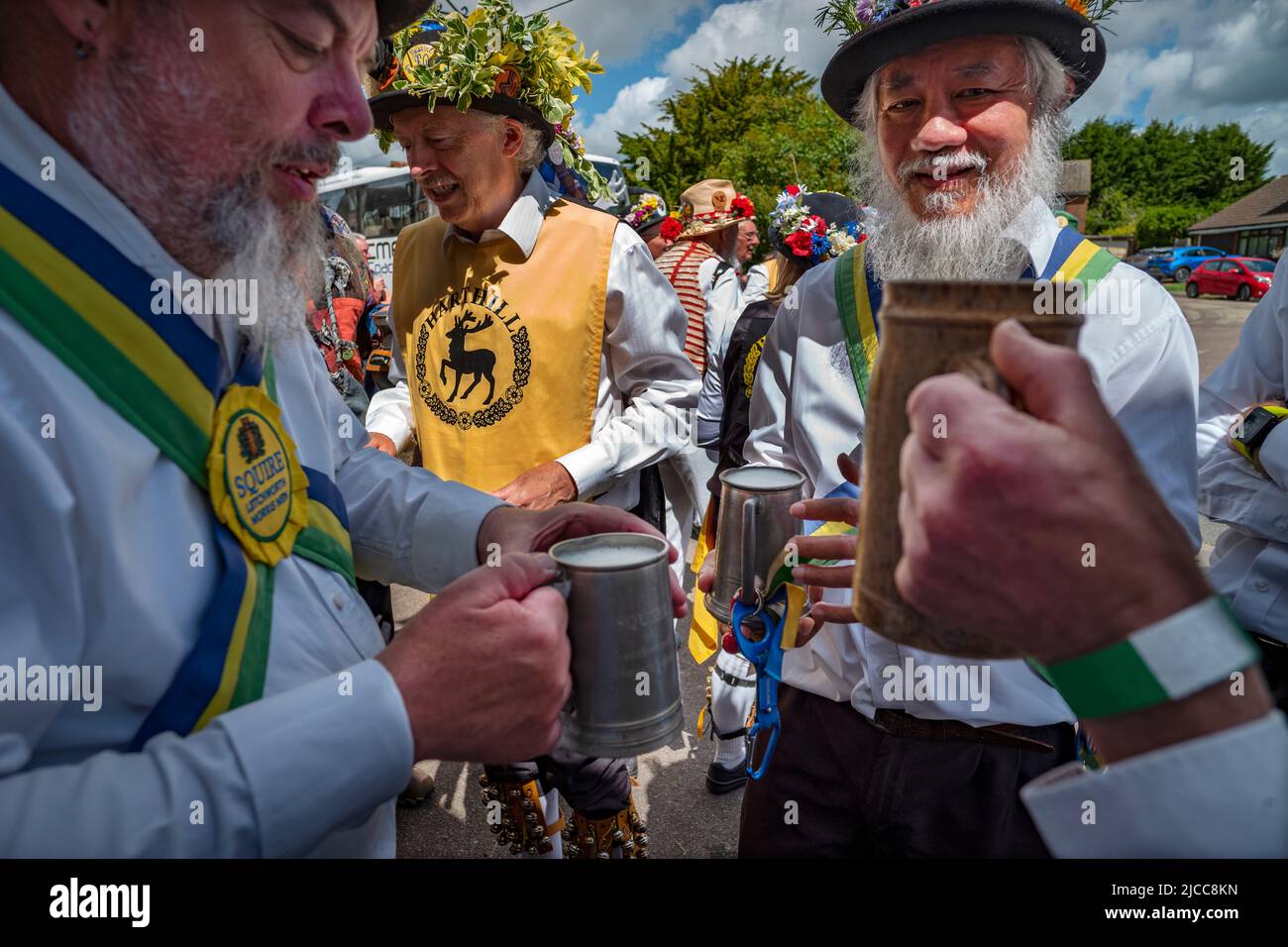 Thaxted, Essex, Regno Unito. 11th giugno 2022. Pinte di birra sono tradizionali in un fine settimana di ballo Morris, visto qui al Plough Debbden Essex. Quattordici Morris Dancing Sides ballarono attraverso 14 villaggi nel nord-ovest dell'Essex per la prima volta da quando le restrizioni di Covid furono revocate per il fine settimana di Thaxted Morris. La serata si è conclusa subito dopo il 10pm quando tutti i Street l Credit: BRIAN HARRIS/Alamy Live News Foto Stock