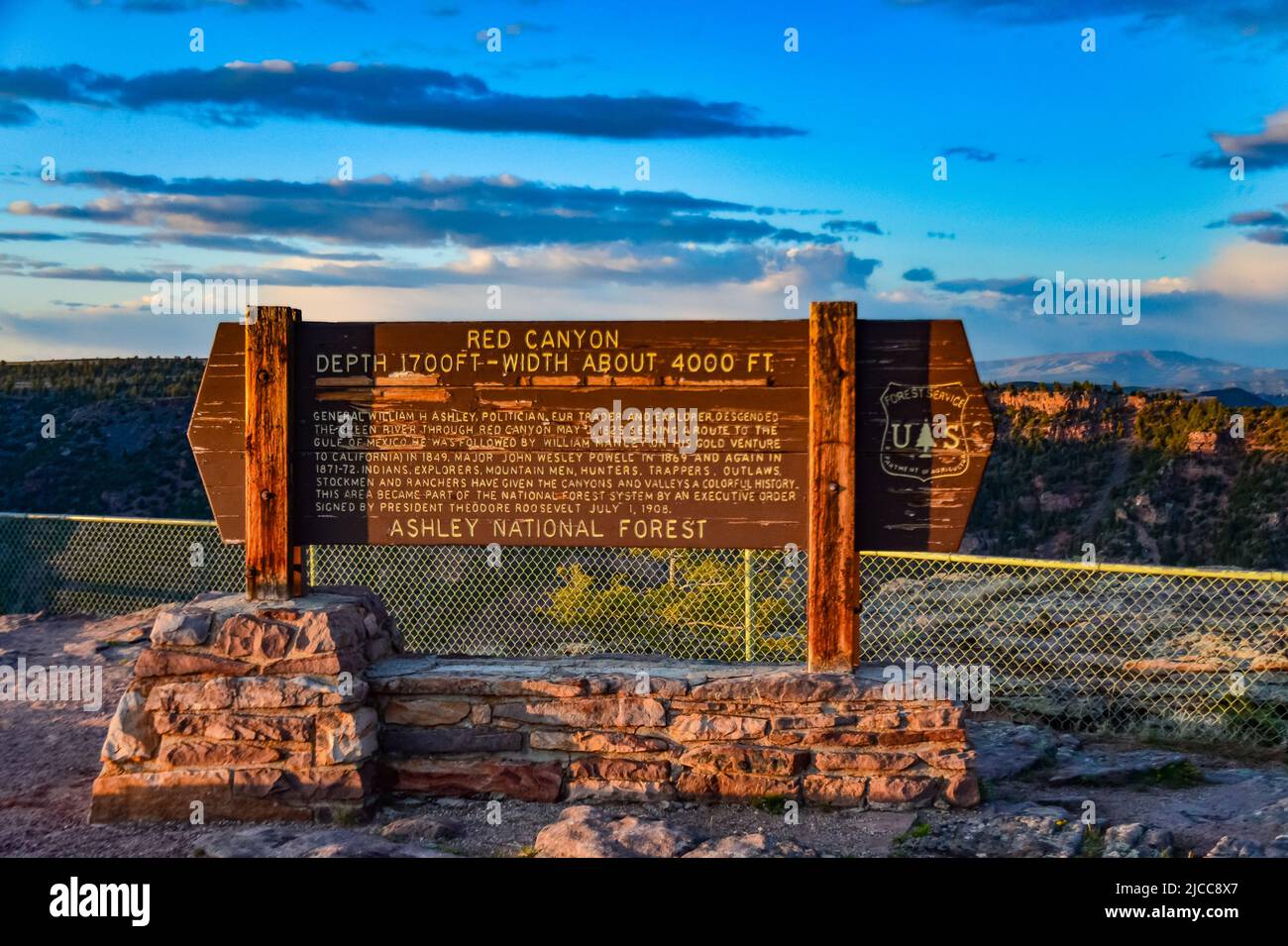USA, UTAH - 03 MAGGIO 2018: - Cartello informativo 'Red Canyon. Ashley National Forest" nello Utah, USA Foto Stock