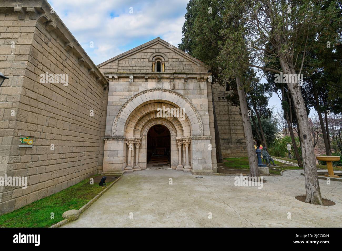 Monastero di Sant Miquel a Poble Espanyol a Barcellona, Spagna - Museo all'aperto, che mostra la tipica architettura regionale della Spagna. Foto Stock