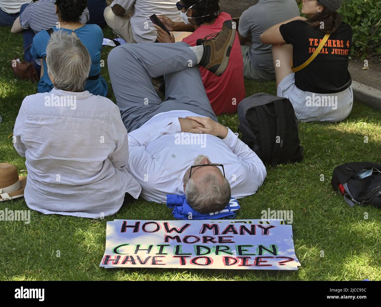 Los Angeles, Stati Uniti. 12th giugno 2022. I manifestanti si uniscono a migliaia di persone in tutto il paese in una marcia per le nostre vite si radunano contro la violenza delle armi al municipio di Los Angeles sabato 11 giugno 2022. La protesta arriva sulla scia della sparatoria delle scuole elementari a Uvalde, Texas, che ha ucciso 19 bambini e due insegnanti, e altre sparatorie di massa, come le sparatorie motivate da razzisti in un negozio di alimentari a Buffalo, N.Y., che ha ucciso 10 persone. Foto di Jim Ruymen/UPI Credit: UPI/Alamy Live News Foto Stock