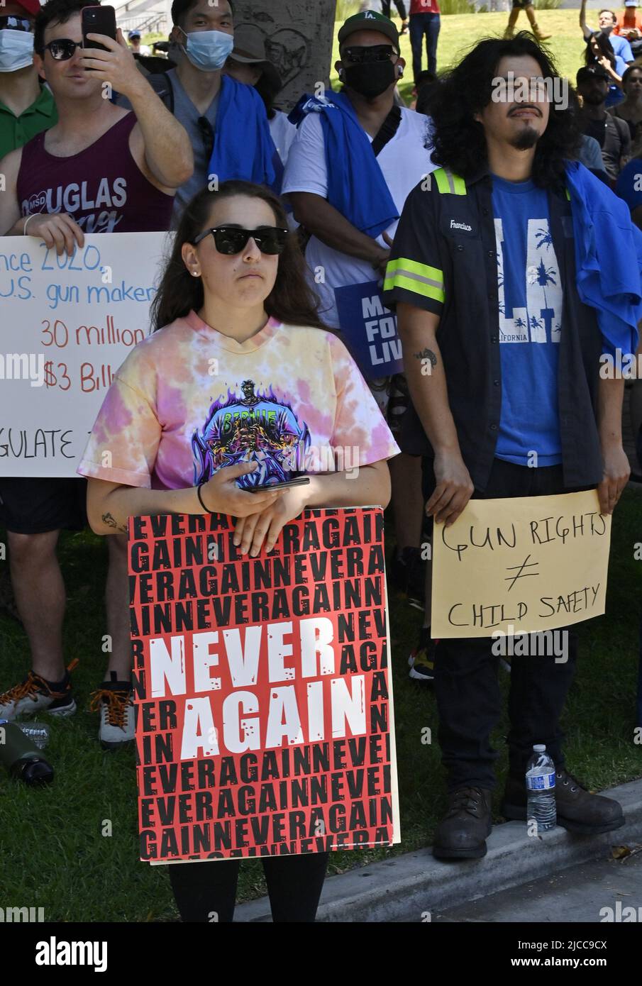 Los Angeles, Stati Uniti. 12th giugno 2022. I manifestanti si uniscono a migliaia di persone in tutto il paese in una marcia per le nostre vite si radunano contro la violenza delle armi al municipio di Los Angeles sabato 11 giugno 2022. La protesta arriva sulla scia della sparatoria delle scuole elementari a Uvalde, Texas, che ha ucciso 19 bambini e due insegnanti, e altre sparatorie di massa, come le sparatorie motivate da razzisti in un negozio di alimentari a Buffalo, N.Y., che ha ucciso 10 persone. Foto di Jim Ruymen/UPI Credit: UPI/Alamy Live News Foto Stock