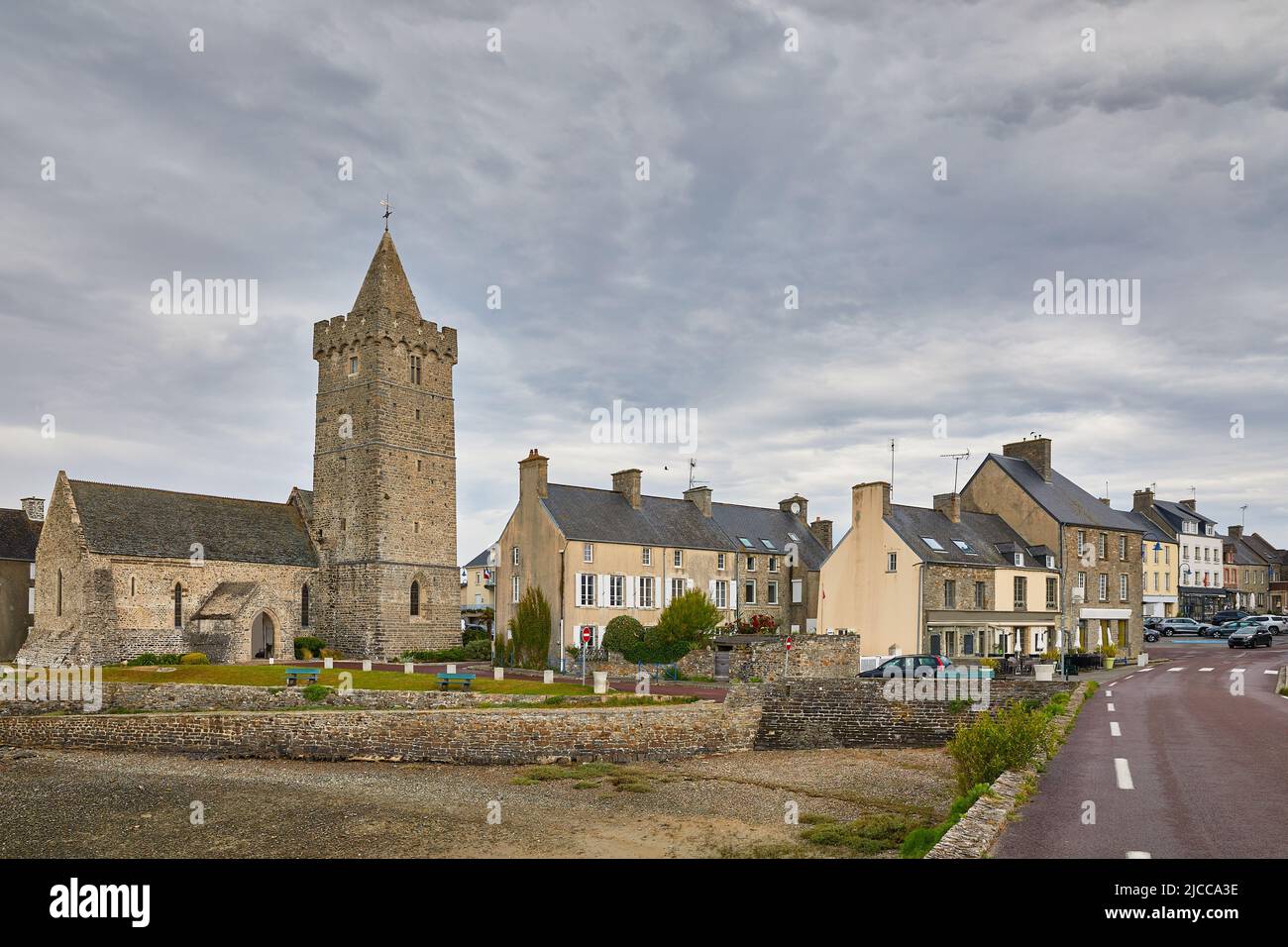 Immagine di parte del villaggio di Port Bail, Normandia Francia con la chiesa inferiore e parte del ponte. Foto Stock