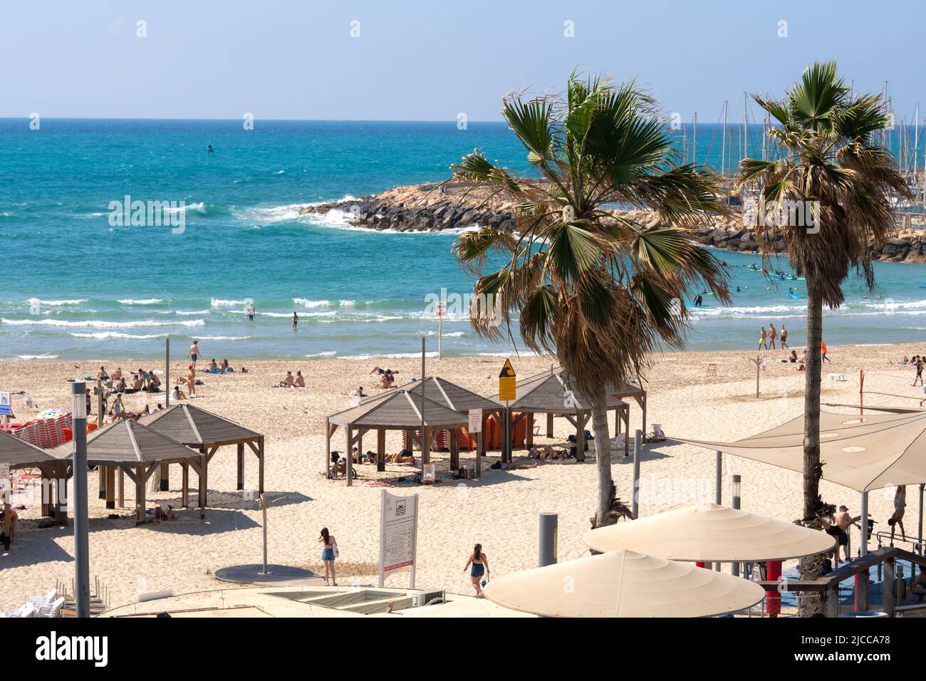 Tel Aviv Yafo, Israele - 22 maggio 2022. Vista sulla spiaggia di Tel Aviv in una calda giornata di sole Foto Stock
