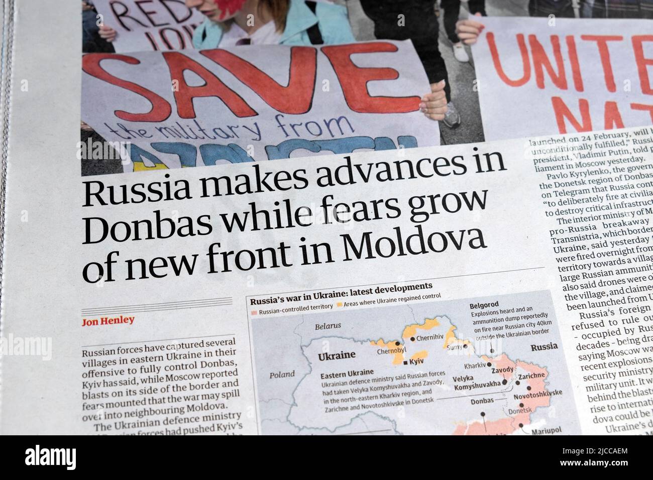 "La Russia compie progressi a Donbas, mentre i timori di un nuovo fronte in Moldavia", giornale Guardian, titolo Ucraina guerra clipping 27 aprile 2022 Londra UK Foto Stock