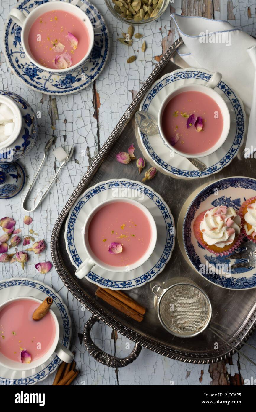Il chai rosa di Kashmiri viene servito in un set di tè blu e bianco Foto Stock
