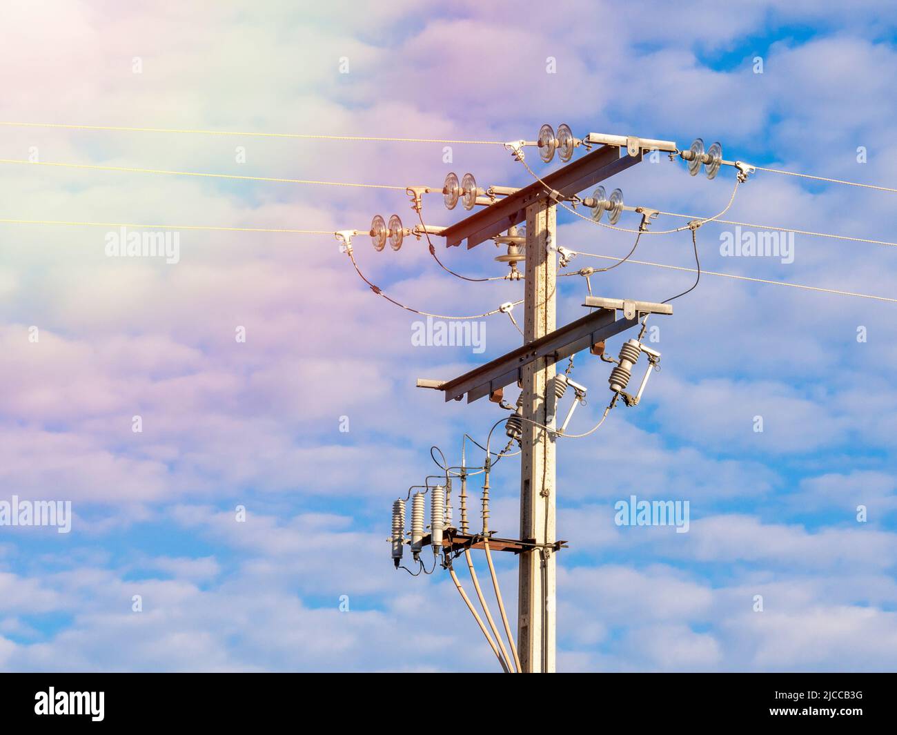 Linee elettriche ad alta tensione in nuvole e fascio. Foto Stock