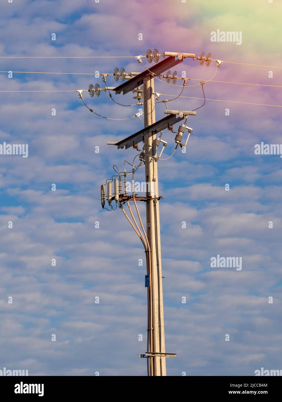 Linee elettriche ad alta tensione in nuvole e fascio. Foto Stock