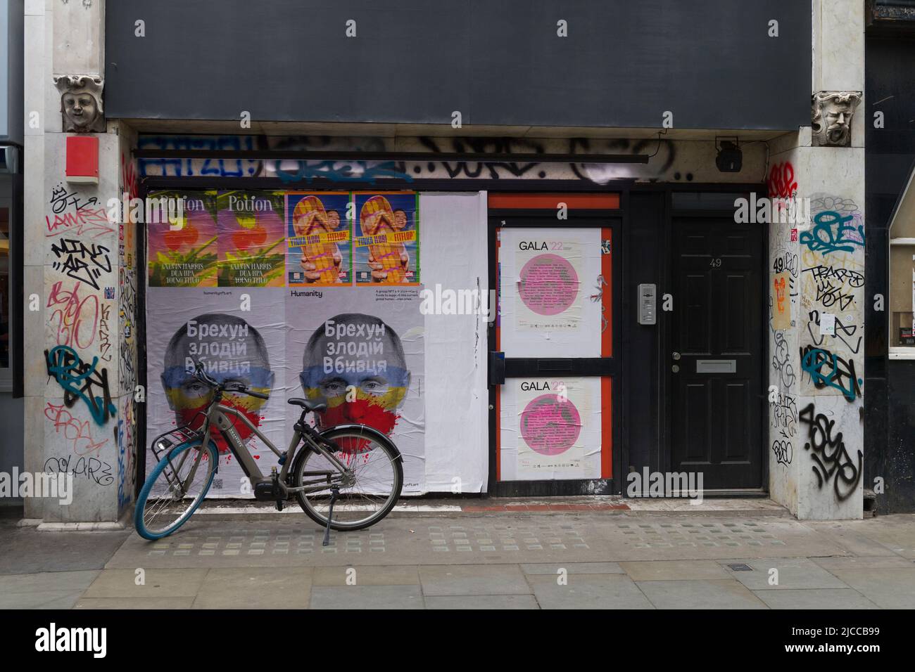 I pedoni all'esterno sono chiusi e saliti a bordo di parrucchieri, Berwick Street, City of Westminster, Londra, Regno Unito. 5 Giu 2022 Foto Stock