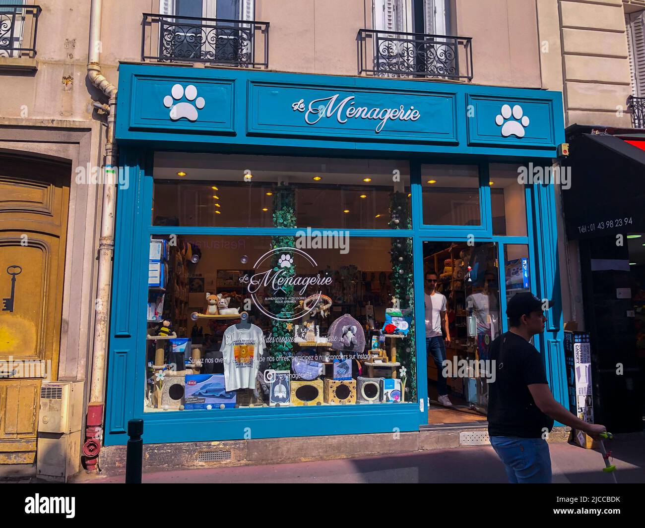 Saint Mandé, Francia, Street Scene con negozi frontali, Animal Food Store, People Walking, Paris Suburbs, parigino shopfront « le Ménagerie » Shop Doors Foto Stock