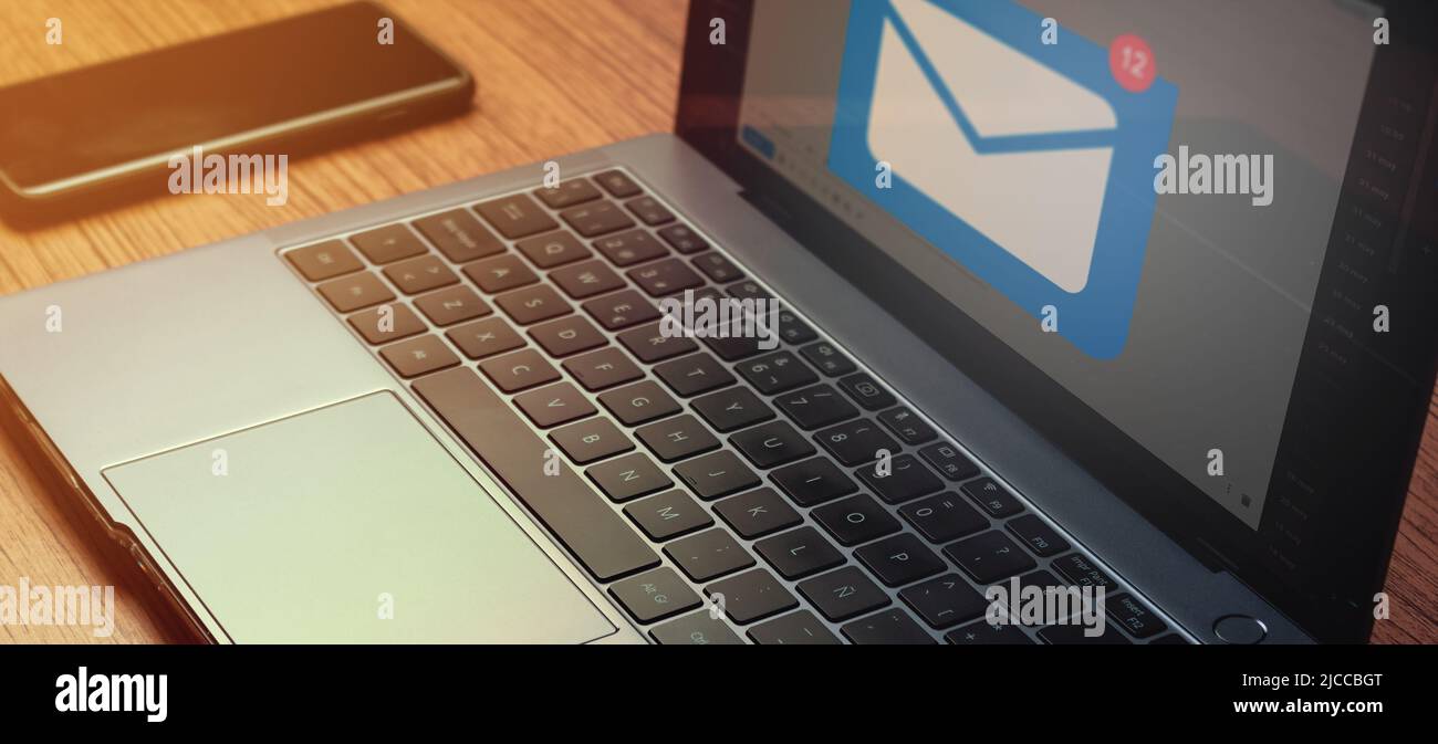 Banner di nuovo avviso e-mail sul portatile. Concetto di marketing con spazio di copia. Invia e-mail o newsletter. Foto Stock