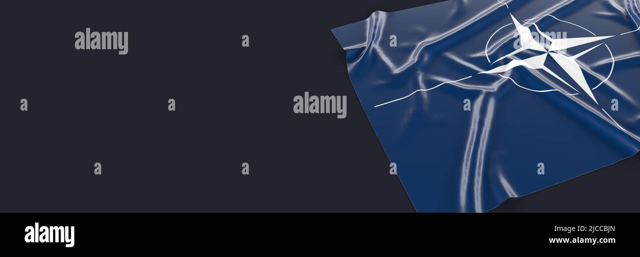 Bandiera NATO su sfondo nero, tracciato di ritaglio. Illustrazione del rendering 3D brillante e setosa. Primo piano sulla bandiera di un paese sventolante. Organizzazione del trattato dell'Atlantico settentrionale Foto Stock
