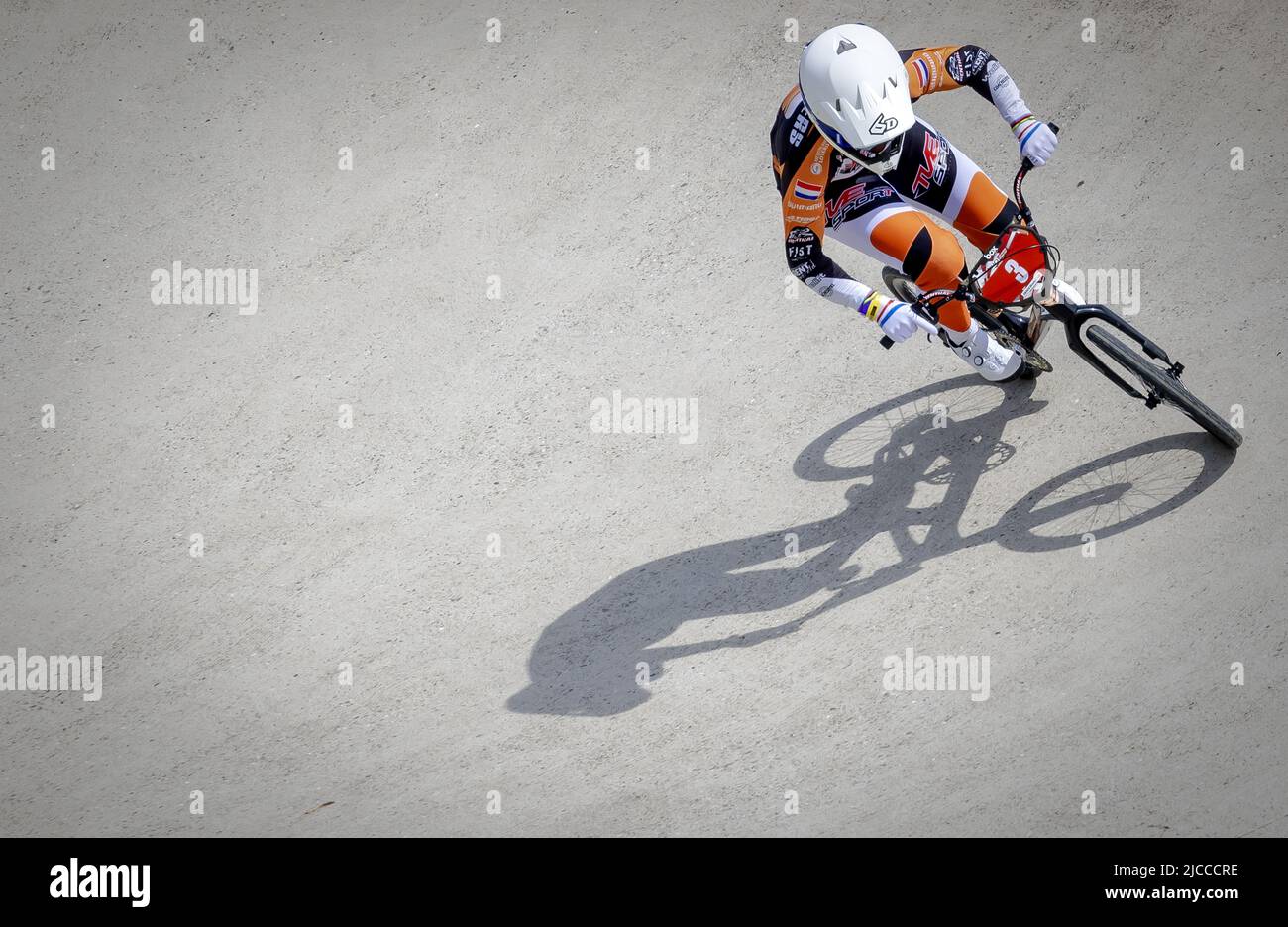PAPENDAL - Laura Smulders (3) in azione durante la quarta gara di Coppa del mondo BMX. ANP ROBIN VAN LONKHUIJSEN Foto Stock