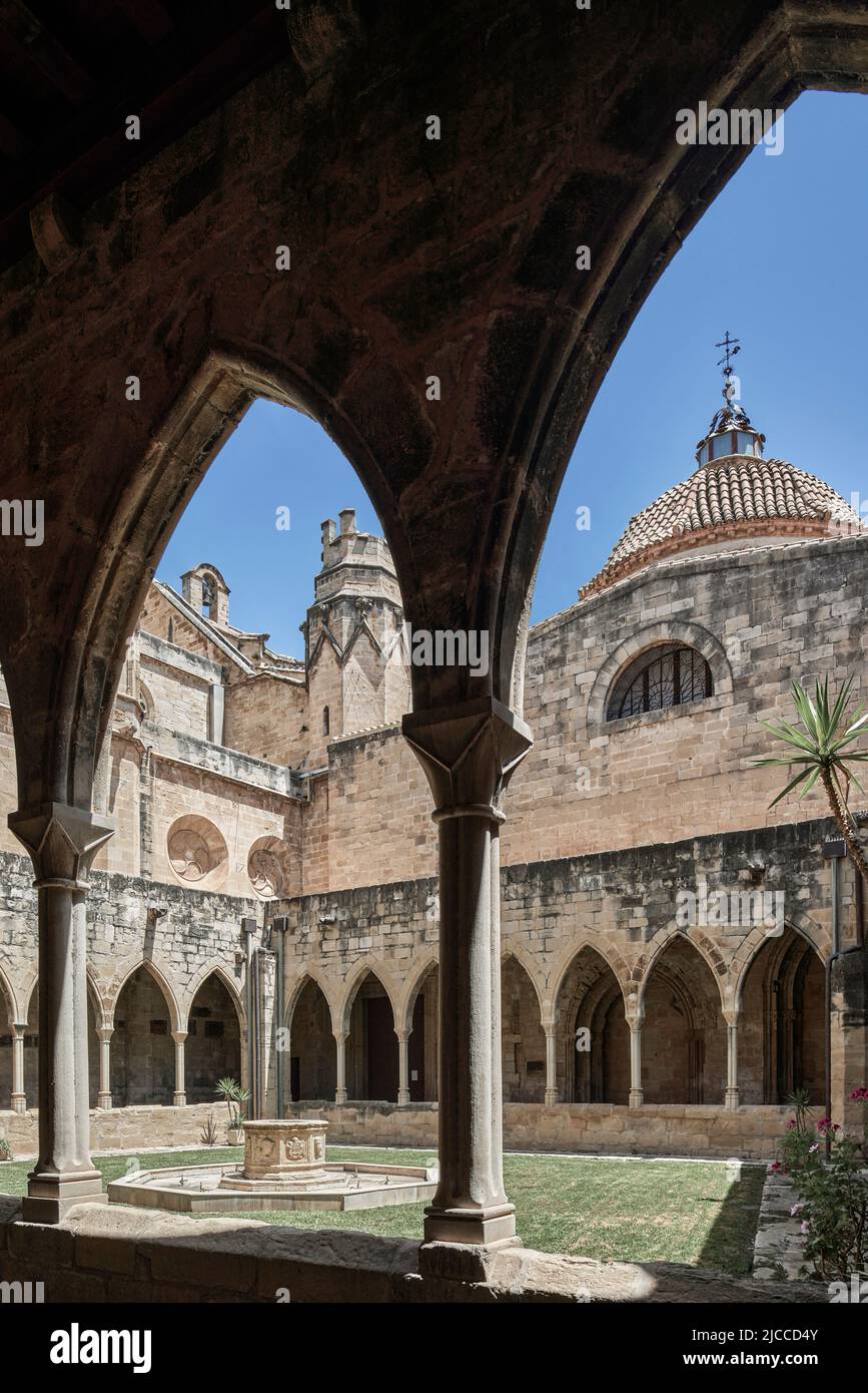 Chiostro gotico catalano interno della basilica cattedrale di Santa María de Tortosa del 14th secolo, provincia di Tarragona, Catalogna, Spagna, Europa Foto Stock
