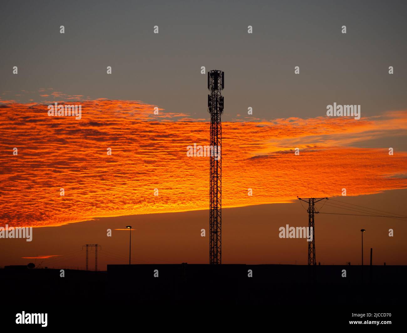 Antenna di comunicazione in un cielo arancione. Concetto di tecnologia Foto Stock