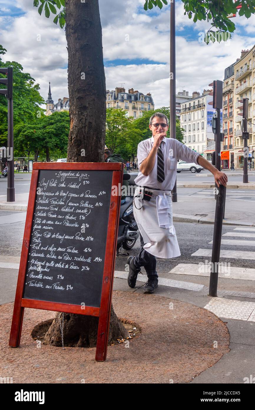 Cameriere al bar ristorante le Dalou , Place de la Nation, Parigi 12th, con una pausa fumo. Foto Stock
