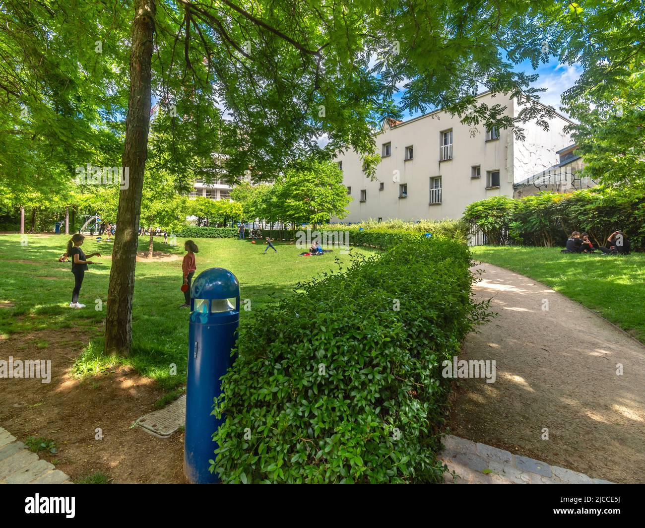 Bambini locali che giocano nel Jardin Debergue, Parigi 12, Francia. Foto Stock