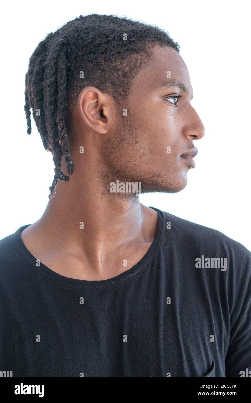 Un ritratto di un giovane uomo alla moda con dreadlock Foto Stock