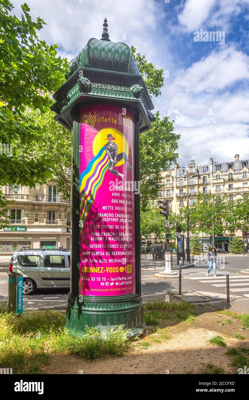 Un'iconica 'colonna di Morris' usata per la pubblicità di spettacoli teatrali, Parigi 12, Francia. Foto Stock