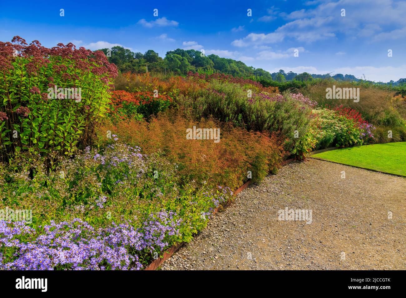 Confini colorati in tarda estate nel giardino Hauser & Wirth, Bruton, Somerset, Inghilterra, Regno Unito Foto Stock