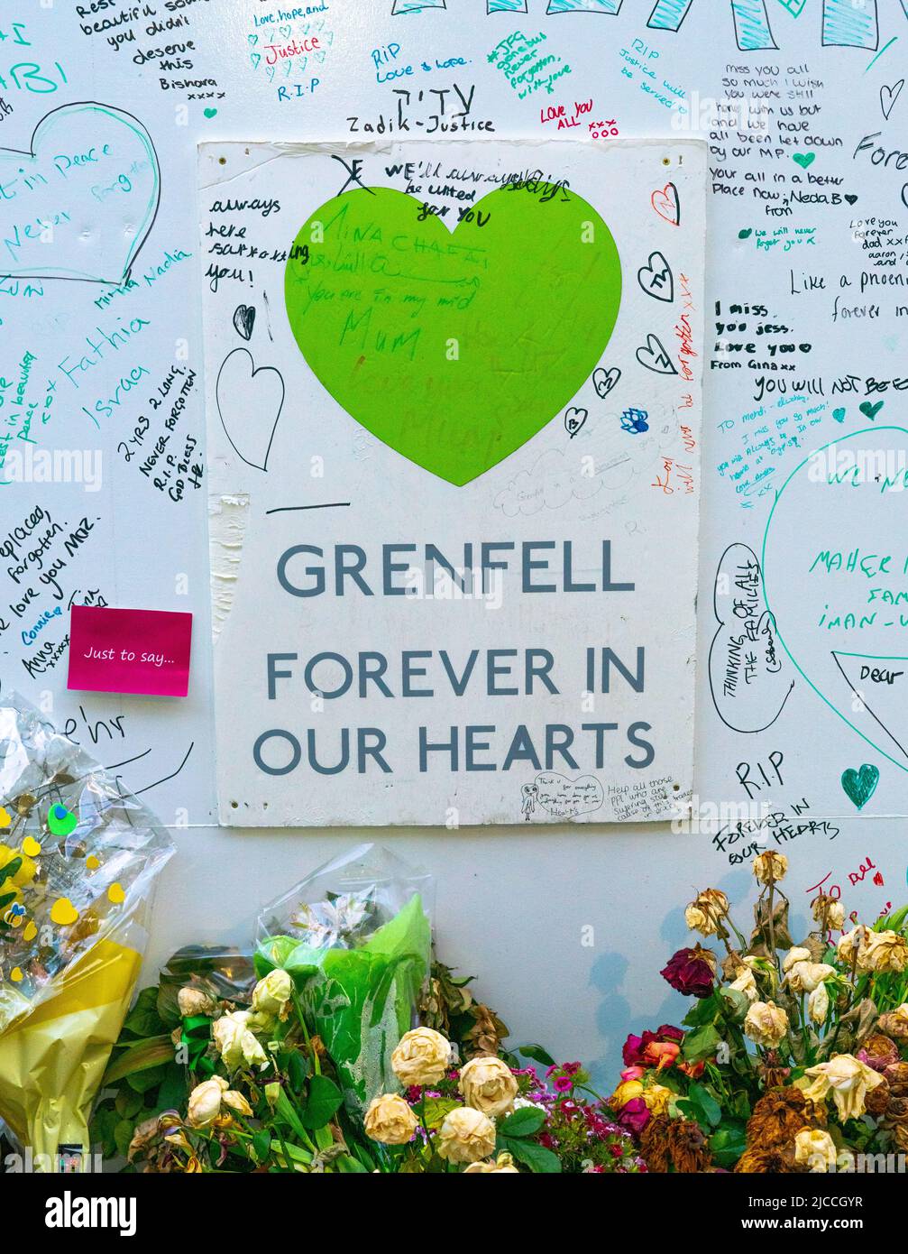 REDO di immagini dal giugno 2019 prese poco dopo il secondo servizio commemorativo alla Torre di Grenfell. Foto Stock