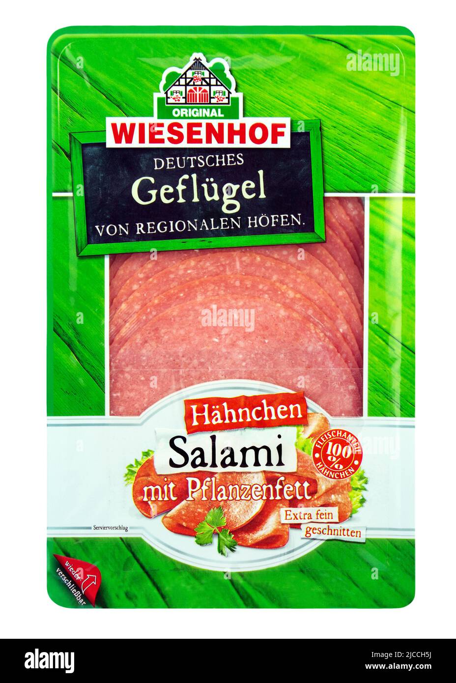Amburgo, Germania - Giugno 10 2022: Pollo tedesco Salami Wiesenhof isolato su sfondo bianco Foto Stock