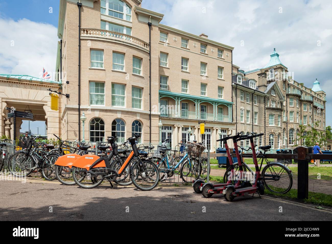 Biciclette parcheggiate di fronte all'University Arms Hotel, Cambridge, Inghilterra. Foto Stock